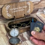 KÖSTEKLİ SAAT VE KABARTMALI ÇAKMAK