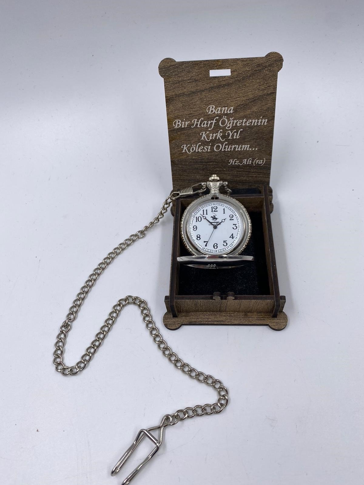 2c3a4b2f948d444e9ad7253495f34d16.jpg Öğretmenler Gününe Özel Osmanlı Tuğralı Kişiye Özel Köstekli Cep Saati - Görsel 1