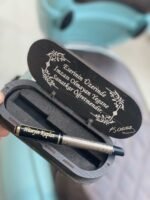 ÖĞRETMENLER GÜNÜNE ÖZEL ATATÜRKLÜ KALEM - KİŞİYE ÖZEL YAZI YAZILIR