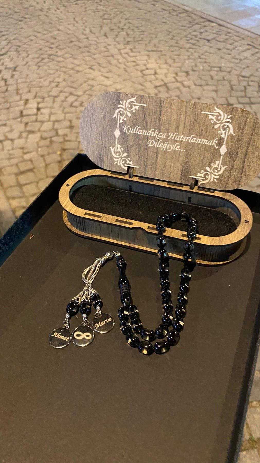 9e32b7d6c17347368798d20ed39c6143.jpg KİŞİYE ÖZEL BAY BAYAN İSİMLİ TESPİH - Görsel 1