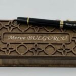 KİŞİYE ÖZEL - MÜREKKEPLİ A KALİTE KALEM VE YAZILI KUTU HEDİYELİ