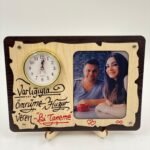 KİŞİYE ÖZEL YAZILAR İLE SAATLİ RESİM ÇERÇEVESİ