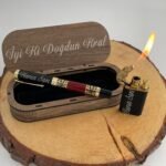 VIP KALEM VE EJDERHA GÖRÜNÜMLÜ ÇİFT REZİDANSLI ÇAKMAK (ÖZEL LAZER KESİM AHŞAP KUTU) HEDİYELİ