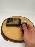 ŞIK TASARIMI İLE KOLAY KULLANIMLI ÇİFT REZİDANSLI TUŞLU ÇAKMAK LAZER KESİM AHŞAP KUTULU - Görsel 3