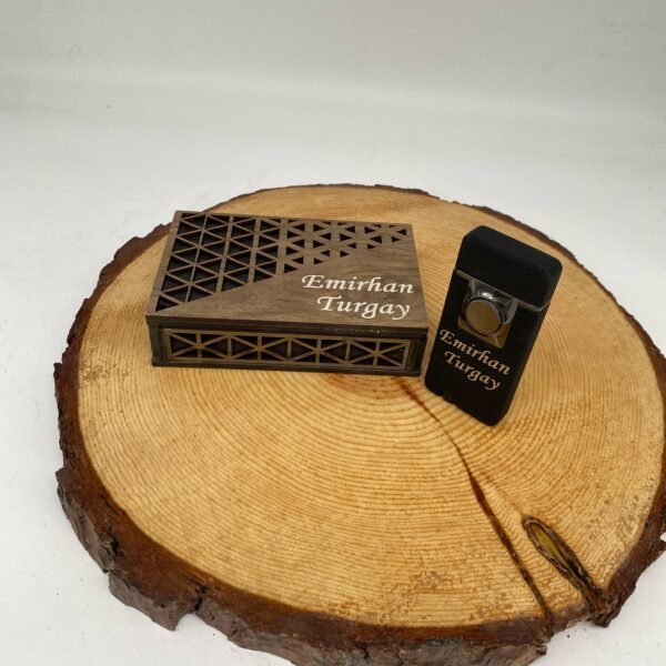 ŞIK TASARIMI İLE KOLAY KULLANIMLI ÇİFT REZİDANSLI TUŞLU ÇAKMAK LAZER KESİM AHŞAP KUTULU