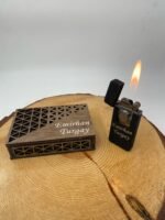 ŞIK TASARIMI İLE KOLAY KULLANIMLI ÇİFT REZİDANSLI TUŞLU ÇAKMAK LAZER KESİM AHŞAP KUTULU - Görsel 4